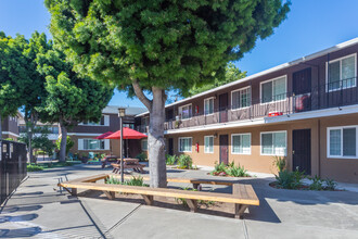 Surrey Square Apartments in San Jose, CA - Foto de edificio - Building Photo