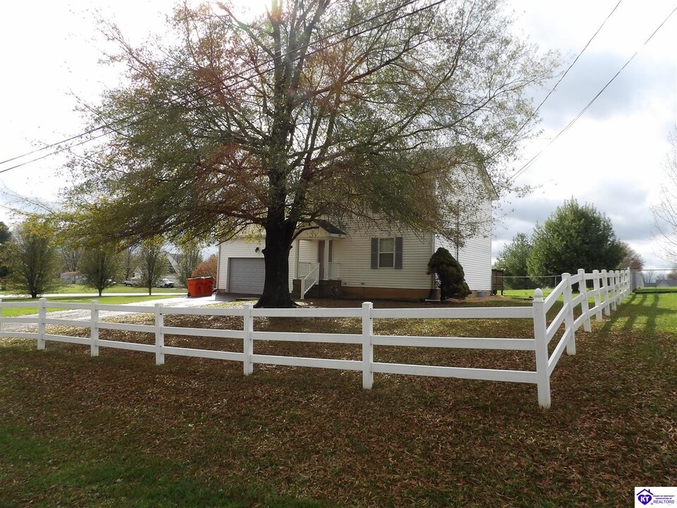 201 Rolling Heights Blvd in Rineyville, KY - Foto de edificio