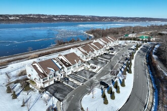 Toll Brothers at Hudson Landing in Wappingers Falls, NY - Foto de edificio - Building Photo