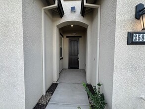 2585 Grand Lake Ln in Manteca, CA - Foto de edificio - Building Photo