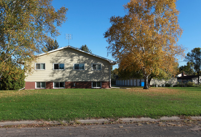 1400 Old Main St S in Cambridge, MN - Foto de edificio - Building Photo