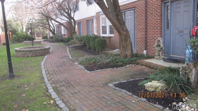 241 Amboy Ave in Metuchen, NJ - Building Photo - Building Photo