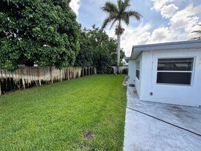 7571 Eaton St in Hollywood, FL - Foto de edificio - Building Photo