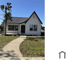 261 N Sierra Vista Ave in Fresno, CA - Building Photo