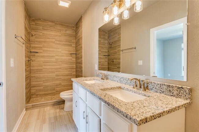 402 E Hemlock St in Rogers, AR - Building Photo - Building Photo