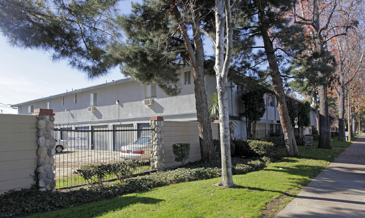 4623 Canoga St in Montclair, CA - Building Photo