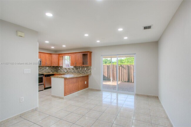 9332 NW 114th Terrace in Hialeah Gardens, FL - Foto de edificio - Building Photo
