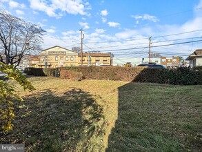 1572 Huddell Ave in Linwood, PA - Foto de edificio - Building Photo