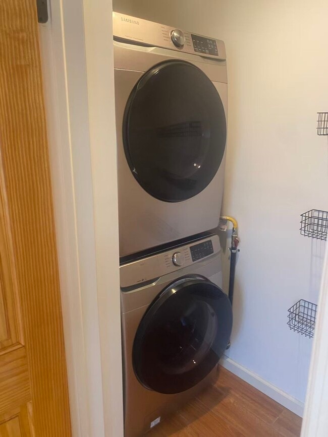 43-27 220th St, Unit 2 in Queens, NY - Foto de edificio - Building Photo