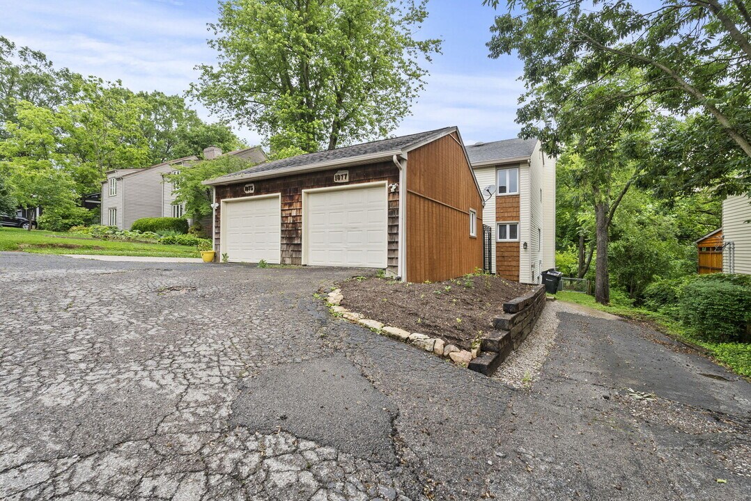 1077 Armstrong Mill Rd in Lexington, KY - Building Photo