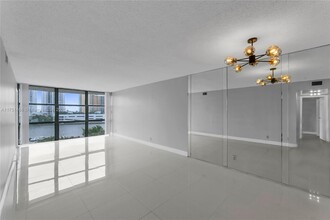 1000 Parkview Dr in Hallandale Beach, FL - Building Photo - Building Photo