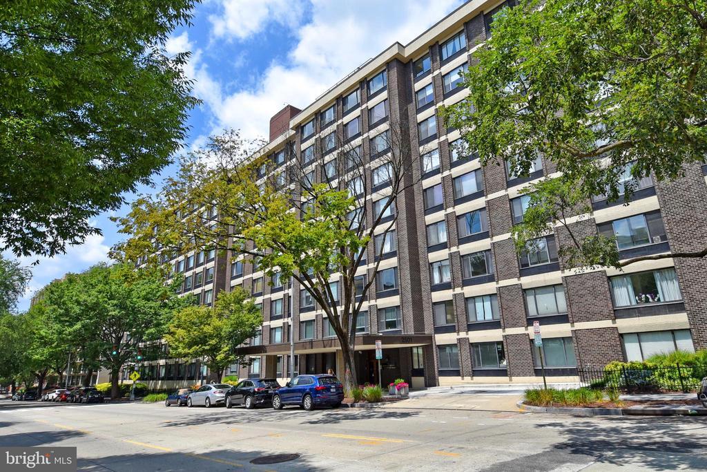 2501 Calvert St NW in Washington, DC - Building Photo
