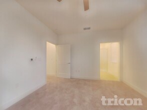 8217 Perla Wy in Sacramento, CA - Foto de edificio - Building Photo