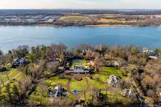 26 Glenwood Rd in Roslyn, NY - Building Photo - Building Photo