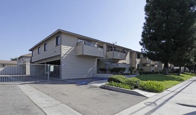 Lincoln Pines Apartments in Anaheim, CA - Building Photo - Building Photo