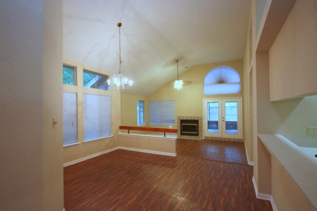 15863 Meadow Village Dr in Houston, TX - Building Photo - Building Photo