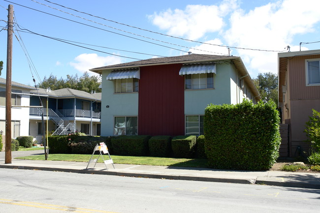 562 University Dr in Menlo Park, CA - Foto de edificio - Building Photo