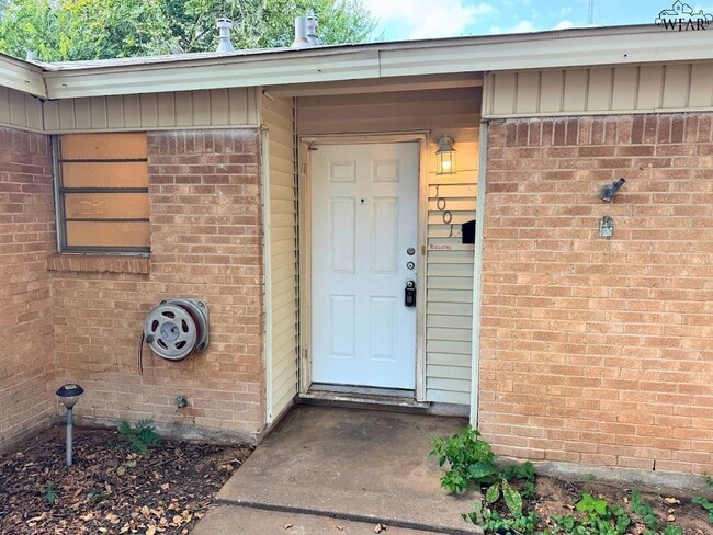 1001 W Beverly Loop in Burkburnett, TX - Building Photo - Building Photo