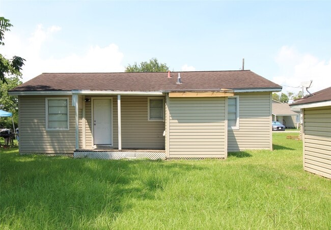 104 Prewitt Ln in West Columbia, TX - Building Photo - Building Photo