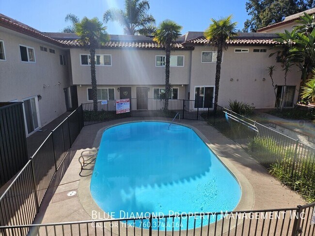 2582 Del Mar Heights Rd in Del Mar, CA - Foto de edificio - Building Photo