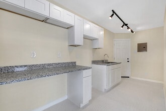 834 W Russell Pl, Unit 1 in San Antonio, TX - Building Photo - Building Photo