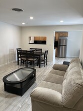 Soledad Apartments in Palm Springs, CA - Foto de edificio - Building Photo