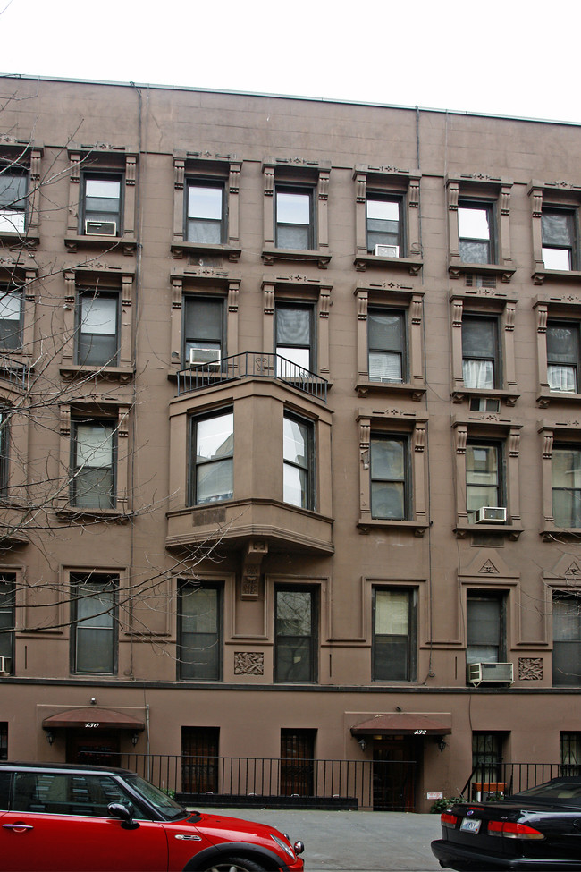 132 W 71st St in New York, NY - Building Photo - Building Photo