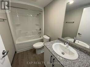 595-595 Strasburg Rd in Kitchener, ON - Building Photo - Building Photo
