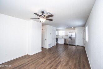 2525 W State Ave in Phoenix, AZ - Foto de edificio - Building Photo