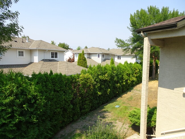 735 Cook Rd in Kelowna, BC - Building Photo - Building Photo