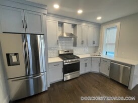 52 Taylor St in Boston, MA - Building Photo