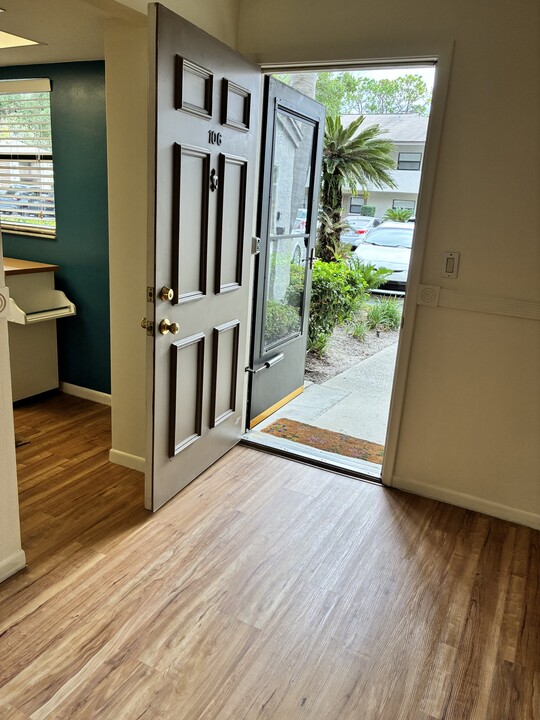 3038 Eastland Blvd, Unit Imperial oaks condominium in Clearwater, FL - Building Photo