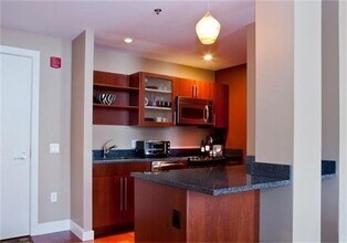 150 Cambridge St, Unit A307 in Cambridge, MA - Foto de edificio - Building Photo