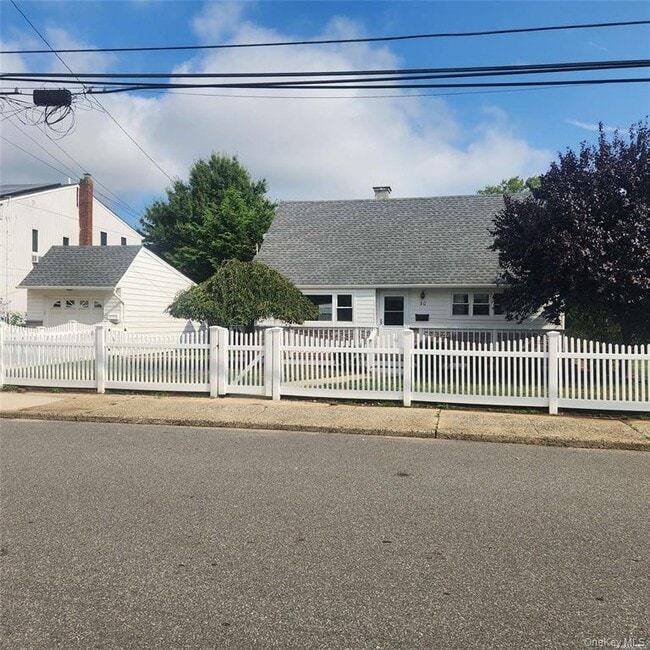 30 Montgomery Ave in Oceanside, NY - Building Photo - Building Photo