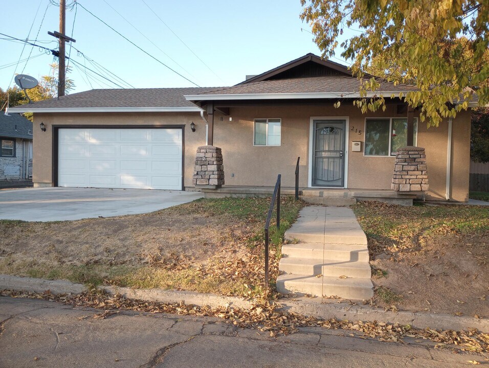 215 Jennie St in Modesto, CA - Building Photo