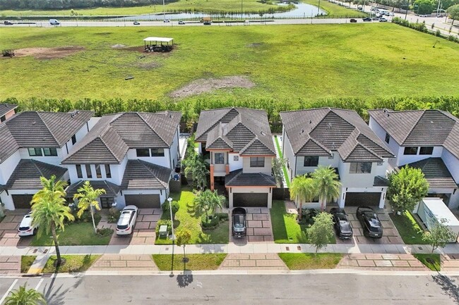 15501 NW 88th Ave in Miami Lakes, FL - Foto de edificio - Building Photo