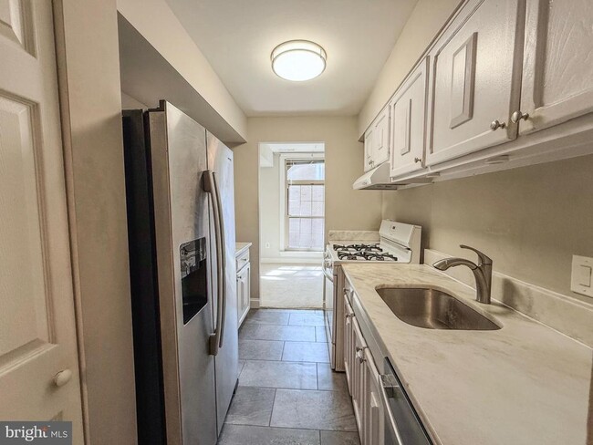 3330 Woodburn Village Dr in Annandale, VA - Building Photo - Building Photo