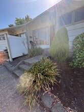 1457 SE Main St in Roseburg, OR - Building Photo - Building Photo