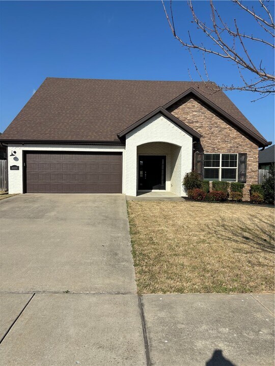 4400 SW Eggersway Pl in Bentonville, AR - Building Photo