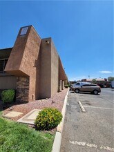 5121 River Glen Dr in Las Vegas, NV - Building Photo - Building Photo