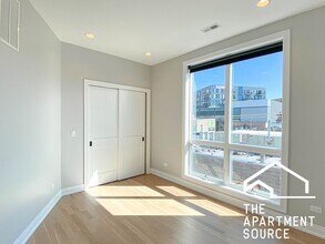 1051 W Cornelia Ave, Unit 402 in Chicago, IL - Building Photo - Building Photo