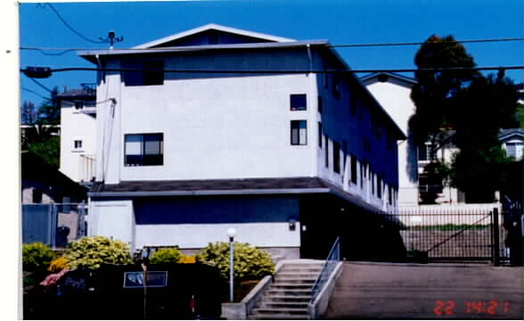 16468 Foothill Blvd in San Leandro, CA - Building Photo - Building Photo