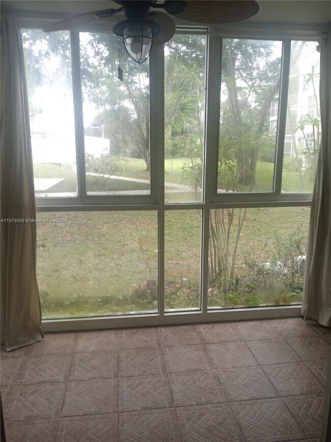 1401 NE 191st St, Unit D111 in Miami, FL - Building Photo - Building Photo