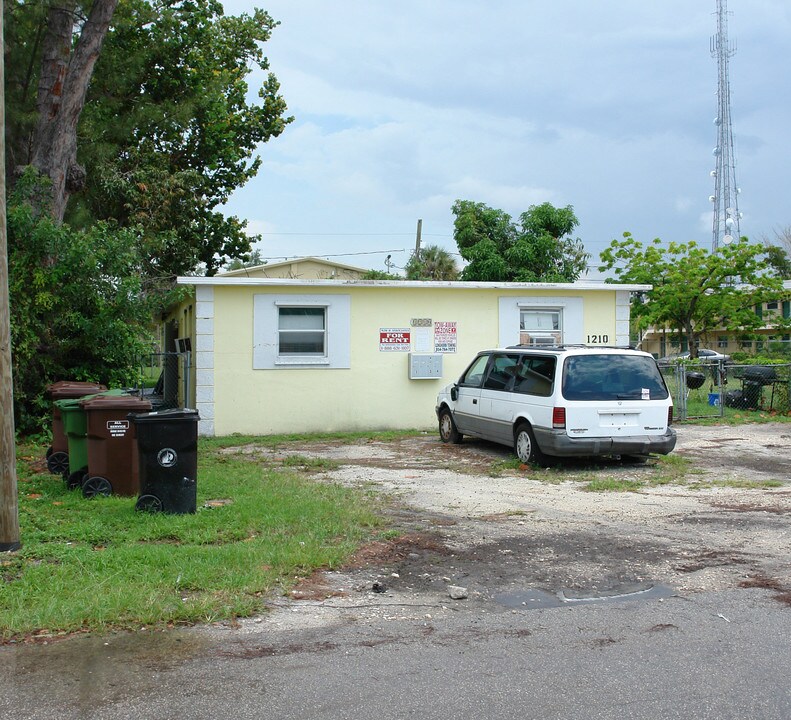 1210 NW 2nd St in Fort Lauderdale, FL - Foto de edificio