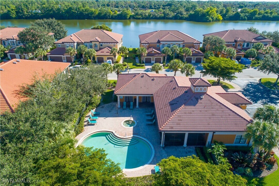 1275 Strada Milan Ln in Naples, FL - Foto de edificio