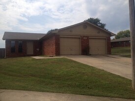 3024-3024B Laura Ln in Van Buren, AR - Building Photo