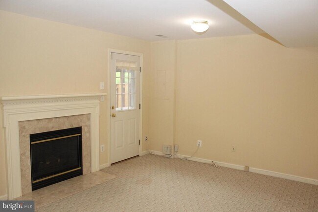 2555 Chase Wellesley Dr in Herndon, VA - Building Photo - Building Photo