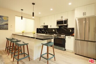 918 N San Vicente Blvd in West Hollywood, CA - Building Photo - Building Photo