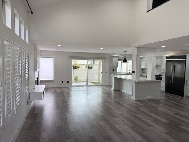 2457 Calle Montella in Tustin, CA - Building Photo - Building Photo