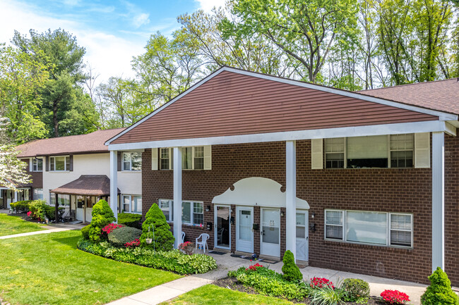 810 N Forklanding Rd in Maple Shade, NJ - Foto de edificio - Building Photo